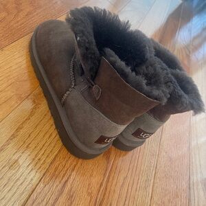UGG womens Brown Boots Bailey button size 6